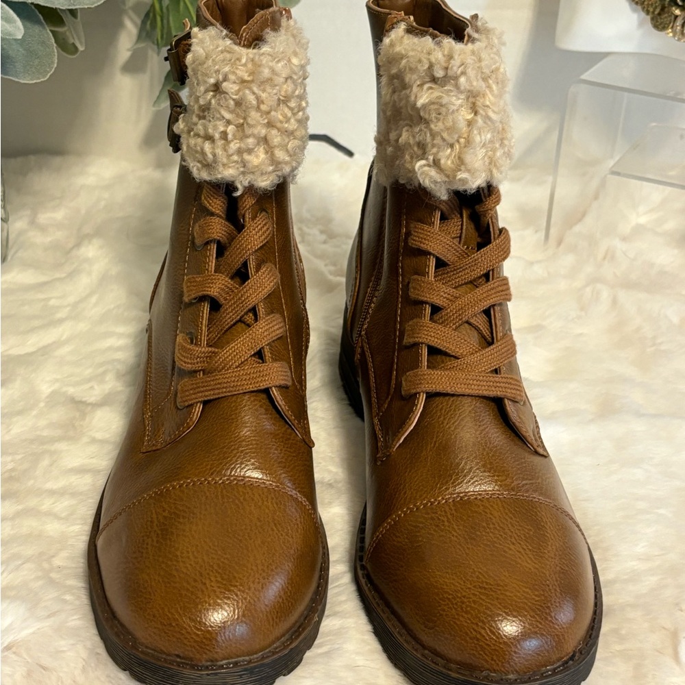 New without tags ladies winter boots size 9